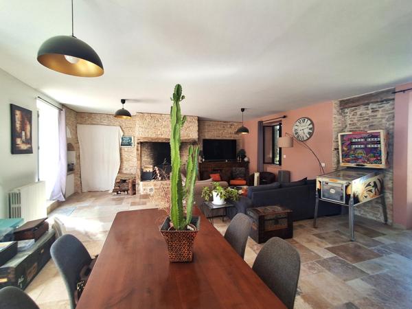 Ensemble immobilier composé d'une maison d'habitation, d'un séjoir à tabac, d'une sépendances en pierre non attennate, piscine et jardin