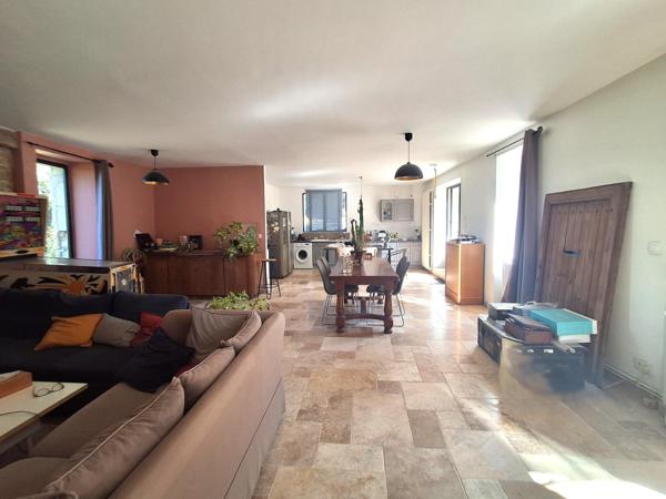 Ensemble immobilier composé d'une maison d'habitation, d'un séjoir à tabac, d'une sépendances en pierre non attennate, piscine et jardin
