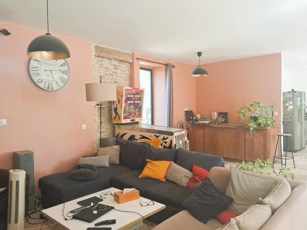 Ensemble immobilier composé d'une maison d'habitation, d'un séjoir à tabac, d'une sépendances en pierre non attennate, piscine et jardin
