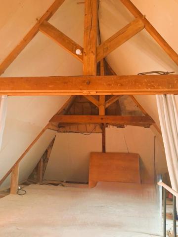 Ensemble immobilier composé d'une maison d'habitation, d'un séjoir à tabac, d'une sépendances en pierre non attennate, piscine et jardin