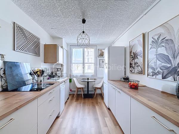 Nouveauté

Magnifique T3 de 78m2 agréable et bien entretenu.
Traversant et lumineux, il offre un beau volume et un confort optimal.

Situé 2eme étage sans ascenseur,
il se compose :

🛋 D'un salon/séjour double avec accès à un balcon
🍽 D'une cuisine équipée récente
🛌 De 2 chambres avec placards / rangements
🚿 D'une salle de bain avec baignoire
🚾 De toilettes séparées
🧭 Exposition Est-Ouest
📦 Cave
🚘 Place de Parking
⚜️ Résidence fermée sécurisée

Caractéristiques :
🔥 Type de chauffage : individuel gaz
🪟 Double vitrage PVC

Charges et fiscalité:
🏛 Taxe foncière : 1846 euros
💰 Charges annuelles : 1280 euros

Atouts supplémentaires :
✅ Situé à proximité des commerces, transports, écoles, rocade,..

A visiter sans tarder !