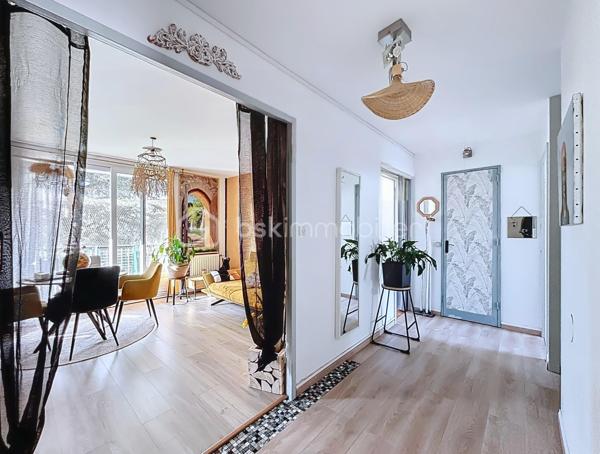 Nouveauté

Magnifique T3 de 78m2 agréable et bien entretenu.
Traversant et lumineux, il offre un beau volume et un confort optimal.

Situé 2eme étage sans ascenseur,
il se compose :

🛋 D'un salon/séjour double avec accès à un balcon
🍽 D'une cuisine équipée récente
🛌 De 2 chambres avec placards / rangements
🚿 D'une salle de bain avec baignoire
🚾 De toilettes séparées
🧭 Exposition Est-Ouest
📦 Cave
🚘 Place de Parking
⚜️ Résidence fermée sécurisée

Caractéristiques :
🔥 Type de chauffage : individuel gaz
🪟 Double vitrage PVC

Charges et fiscalité:
🏛 Taxe foncière : 1846 euros
💰 Charges annuelles : 1280 euros

Atouts supplémentaires :
✅ Situé à proximité des commerces, transports, écoles, rocade,..

A visiter sans tarder !
