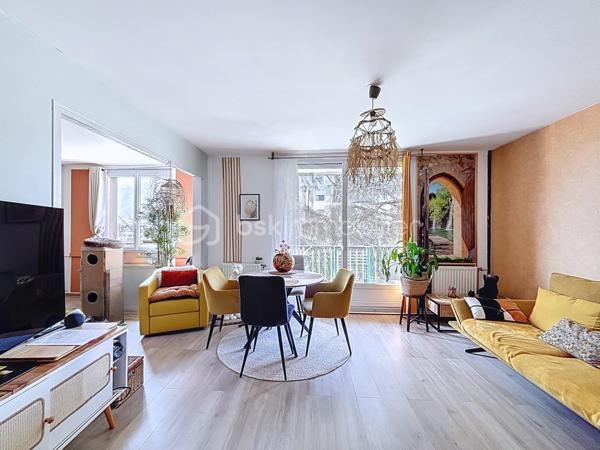 Nouveauté

Magnifique T3 de 78m2 agréable et bien entretenu.
Traversant et lumineux, il offre un beau volume et un confort optimal.

Situé 2eme étage sans ascenseur,
il se compose :

🛋 D'un salon/séjour double avec accès à un balcon
🍽 D'une cuisine équipée récente
🛌 De 2 chambres avec placards / rangements
🚿 D'une salle de bain avec baignoire
🚾 De toilettes séparées
🧭 Exposition Est-Ouest
📦 Cave
🚘 Place de Parking
⚜️ Résidence fermée sécurisée

Caractéristiques :
🔥 Type de chauffage : individuel gaz
🪟 Double vitrage PVC

Charges et fiscalité:
🏛 Taxe foncière : 1846 euros
💰 Charges annuelles : 1280 euros

Atouts supplémentaires :
✅ Situé à proximité des commerces, transports, écoles, rocade,..

A visiter sans tarder !