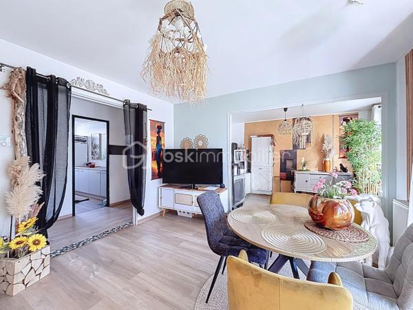 Nouveauté

Magnifique T3 de 78m2 agréable et bien entretenu.
Traversant et lumineux, il offre un beau volume et un confort optimal.

Situé 2eme étage sans ascenseur,
il se compose :

🛋 D'un salon/séjour double avec accès à un balcon
🍽 D'une cuisine équipée récente
🛌 De 2 chambres avec placards / rangements
🚿 D'une salle de bain avec baignoire
🚾 De toilettes séparées
🧭 Exposition Est-Ouest
📦 Cave
🚘 Place de Parking
⚜️ Résidence fermée sécurisée

Caractéristiques :
🔥 Type de chauffage : individuel gaz
🪟 Double vitrage PVC

Charges et fiscalité:
🏛 Taxe foncière : 1846 euros
💰 Charges annuelles : 1280 euros

Atouts supplémentaires :
✅ Situé à proximité des commerces, transports, écoles, rocade,..

A visiter sans tarder !