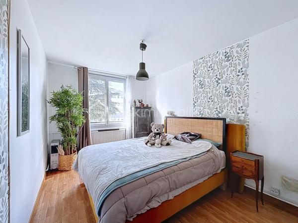 Nouveauté

Magnifique T3 de 78m2 agréable et bien entretenu.
Traversant et lumineux, il offre un beau volume et un confort optimal.

Situé 2eme étage sans ascenseur,
il se compose :

🛋 D'un salon/séjour double avec accès à un balcon
🍽 D'une cuisine équipée récente
🛌 De 2 chambres avec placards / rangements
🚿 D'une salle de bain avec baignoire
🚾 De toilettes séparées
🧭 Exposition Est-Ouest
📦 Cave
🚘 Place de Parking
⚜️ Résidence fermée sécurisée

Caractéristiques :
🔥 Type de chauffage : individuel gaz
🪟 Double vitrage PVC

Charges et fiscalité:
🏛 Taxe foncière : 1846 euros
💰 Charges annuelles : 1280 euros

Atouts supplémentaires :
✅ Situé à proximité des commerces, transports, écoles, rocade,..

A visiter sans tarder !