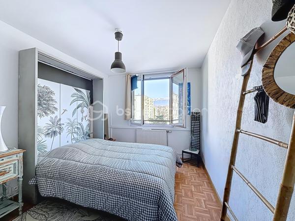 Nouveauté

Magnifique T3 de 78m2 agréable et bien entretenu.
Traversant et lumineux, il offre un beau volume et un confort optimal.

Situé 2eme étage sans ascenseur,
il se compose :

🛋 D'un salon/séjour double avec accès à un balcon
🍽 D'une cuisine équipée récente
🛌 De 2 chambres avec placards / rangements
🚿 D'une salle de bain avec baignoire
🚾 De toilettes séparées
🧭 Exposition Est-Ouest
📦 Cave
🚘 Place de Parking
⚜️ Résidence fermée sécurisée

Caractéristiques :
🔥 Type de chauffage : individuel gaz
🪟 Double vitrage PVC

Charges et fiscalité:
🏛 Taxe foncière : 1846 euros
💰 Charges annuelles : 1280 euros

Atouts supplémentaires :
✅ Situé à proximité des commerces, transports, écoles, rocade,..

A visiter sans tarder !