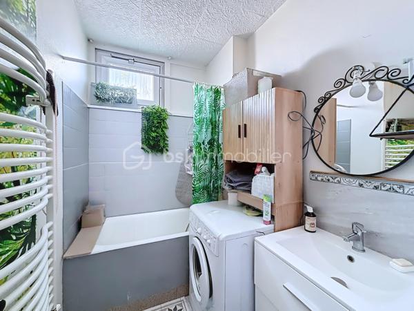 Nouveauté

Magnifique T3 de 78m2 agréable et bien entretenu.
Traversant et lumineux, il offre un beau volume et un confort optimal.

Situé 2eme étage sans ascenseur,
il se compose :

🛋 D'un salon/séjour double avec accès à un balcon
🍽 D'une cuisine équipée récente
🛌 De 2 chambres avec placards / rangements
🚿 D'une salle de bain avec baignoire
🚾 De toilettes séparées
🧭 Exposition Est-Ouest
📦 Cave
🚘 Place de Parking
⚜️ Résidence fermée sécurisée

Caractéristiques :
🔥 Type de chauffage : individuel gaz
🪟 Double vitrage PVC

Charges et fiscalité:
🏛 Taxe foncière : 1846 euros
💰 Charges annuelles : 1280 euros

Atouts supplémentaires :
✅ Situé à proximité des commerces, transports, écoles, rocade,..

A visiter sans tarder !
