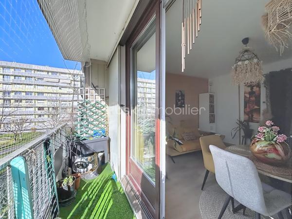 Nouveauté

Magnifique T3 de 78m2 agréable et bien entretenu.
Traversant et lumineux, il offre un beau volume et un confort optimal.

Situé 2eme étage sans ascenseur,
il se compose :

🛋 D'un salon/séjour double avec accès à un balcon
🍽 D'une cuisine équipée récente
🛌 De 2 chambres avec placards / rangements
🚿 D'une salle de bain avec baignoire
🚾 De toilettes séparées
🧭 Exposition Est-Ouest
📦 Cave
🚘 Place de Parking
⚜️ Résidence fermée sécurisée

Caractéristiques :
🔥 Type de chauffage : individuel gaz
🪟 Double vitrage PVC

Charges et fiscalité:
🏛 Taxe foncière : 1846 euros
💰 Charges annuelles : 1280 euros

Atouts supplémentaires :
✅ Situé à proximité des commerces, transports, écoles, rocade,..

A visiter sans tarder !