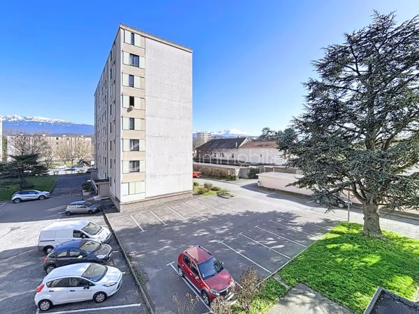 Nouveauté

Magnifique T3 de 78m2 agréable et bien entretenu.
Traversant et lumineux, il offre un beau volume et un confort optimal.

Situé 2eme étage sans ascenseur,
il se compose :

🛋 D'un salon/séjour double avec accès à un balcon
🍽 D'une cuisine équipée récente
🛌 De 2 chambres avec placards / rangements
🚿 D'une salle de bain avec baignoire
🚾 De toilettes séparées
🧭 Exposition Est-Ouest
📦 Cave
🚘 Place de Parking
⚜️ Résidence fermée sécurisée

Caractéristiques :
🔥 Type de chauffage : individuel gaz
🪟 Double vitrage PVC

Charges et fiscalité:
🏛 Taxe foncière : 1846 euros
💰 Charges annuelles : 1280 euros

Atouts supplémentaires :
✅ Situé à proximité des commerces, transports, écoles, rocade,..

A visiter sans tarder !