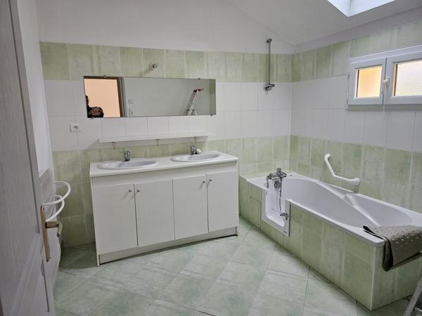 Charmante longère en pierre sur un grand terrain au calme