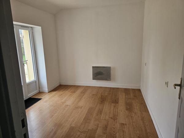 Charmante longère en pierre sur un grand terrain au calme