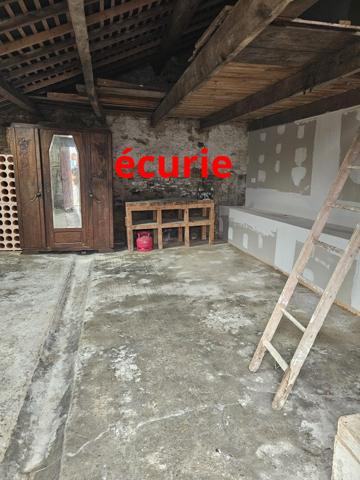 Charmante longère en pierre sur un grand terrain au calme