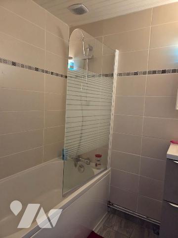 5 min. VILLAINES-LA-JUHEL (53), maison de bourg comprenant salon/séjour ouvert sur cuisine A/E,...