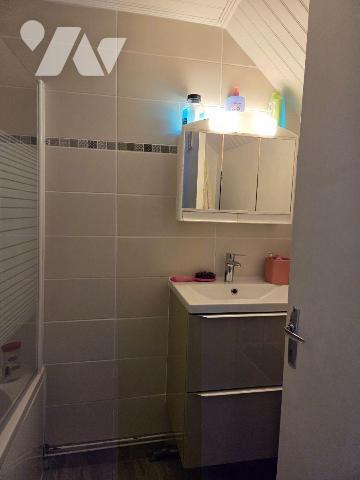 5 min. VILLAINES-LA-JUHEL (53), maison de bourg comprenant salon/séjour ouvert sur cuisine A/E,...