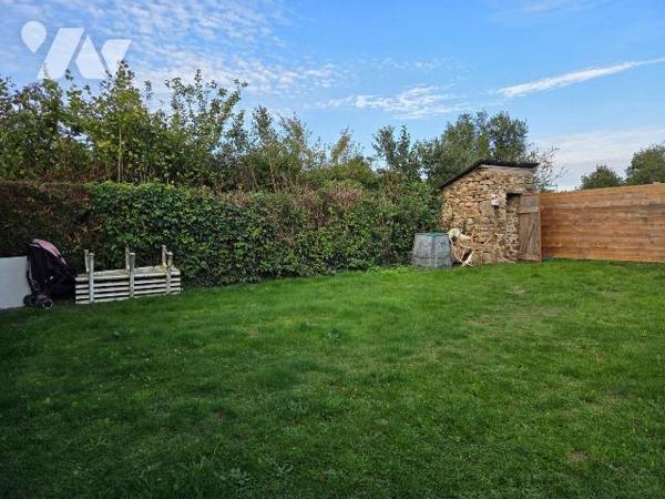 5 min. VILLAINES-LA-JUHEL (53), maison de bourg comprenant salon/séjour ouvert sur cuisine A/E,...