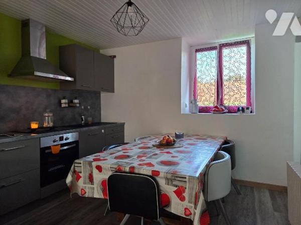 5 min. VILLAINES-LA-JUHEL (53), maison de bourg comprenant salon/séjour ouvert sur cuisine A/E,...
