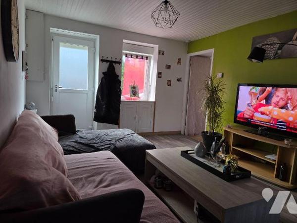 5 min. VILLAINES-LA-JUHEL (53), maison de bourg comprenant salon/séjour ouvert sur cuisine A/E,...