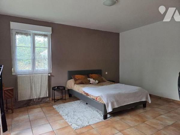 5 min. VILLAINES-LA-JUHEL (53), maison de bourg comprenant salon/séjour ouvert sur cuisine A/E,...