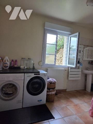 5 min. VILLAINES-LA-JUHEL (53), maison de bourg comprenant salon/séjour ouvert sur cuisine A/E,...