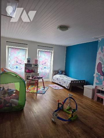 5 min. VILLAINES-LA-JUHEL (53), maison de bourg comprenant salon/séjour ouvert sur cuisine A/E,...