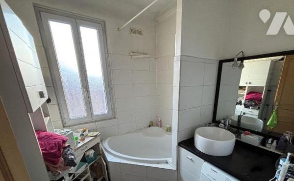 Appartement de type F3 d'environ 59m² à vendre à Bois-Colombes au premier étage sans ascenseur ...