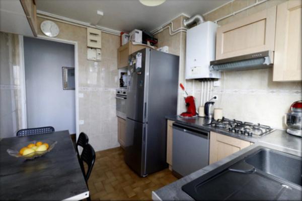 Dpt Bouches du Rhône (13), à vendre appartement T4 avec terrasse fermée et loggia