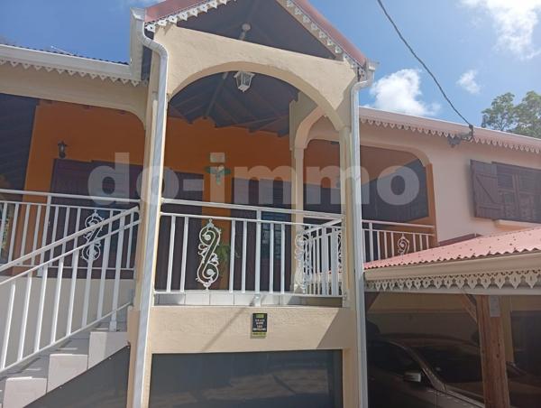 Maison traditionnelle  100m 2 LES ABYMES
