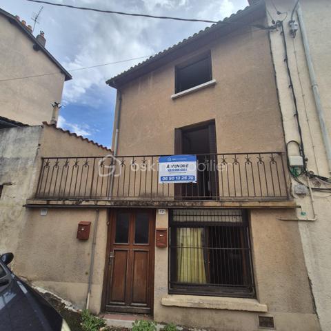 À découvrir  sur la commune de Thiers 63300,maison mitoyenne sur un coté offrant une configuration rare et particulièrement adaptée à un projet d’investissement locatif.
Cette maison développe une organisation intéressante avec deux espaces d’habitation distincts : un studio au rez-de-chaussée et un appartement en duplex aux premier et deuxième étages. L’ensemble bénéficie également d’une cave et de combles, offrant des possibilités d’aménagement et de stockage complémentaires.
Une configuration fonctionnelle et modulable.

Au rez-de-chaussée, une entrée dessert un studio indépendant composé d’une pièce de vie avec espace cuisine ainsi que d’une salle d’eau et d’un WC.
Le premier étage accueille l’appartement principal, avec une cuisine, un séjour agréable, une alcôve et un balcon.
À l’étage supérieur, l’espace nuit se compose de deux chambres, d’une salle de bains et d’un WC.
Un comble non aménageable complète le bien, ainsi qu’une cave en sous-sol.

Caractéristiques techniques
Menuiseries bois en double vitrage
Chauffage électrique
Deux ballons d’eau chaude : 100 L et 150 L
Assainissement collectif – tout-à-l’égout
Charpente métallique
Couverture en fibro-ciment recouverte de tuiles
Travaux et performance énergétique
Le bien nécessite une remise en état et une modernisation, notamment avec une mise aux normes de l’installation électrique ( tableau à changer)
, un rafraîchissement général et la création d’une VMC.
Le DPE et l’audit énergétique, réalisés le 24 août 2026, classent actuellement le bien en G. Ces éléments constituent un point à prendre en compte dans le cadre d’un projet d’investissement et permettent d’identifier les travaux à envisager pour améliorer la performance énergétique du bien.
Le diagnostic d’assainissement est actuellement en cours.
Taxe foncière 2025 : 1 507 €

Un potentiel à révéler
Par sa configuration en deux espaces d’habitation, ce bien constitue une opportunité intéressante pour un acquéreur à la recherche d’un projet patrimonial ou locatif.
La possibilité de dissocier le studio du logement principal offre notamment différentes stratégies : location indépendante des deux espaces, résidence principale avec complément locatif ou optimisation globale après travaux.
Un bien à fort potentiel, destiné à un acquéreur souhaitant valoriser un ensemble immobilier existant et créer de la valeur par la rénovation.