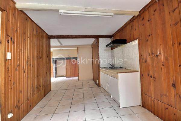 À découvrir  sur la commune de Thiers 63300,maison mitoyenne sur un coté offrant une configuration rare et particulièrement adaptée à un projet d’investissement locatif.
Cette maison développe une organisation intéressante avec deux espaces d’habitation distincts : un studio au rez-de-chaussée et un appartement en duplex aux premier et deuxième étages. L’ensemble bénéficie également d’une cave et de combles, offrant des possibilités d’aménagement et de stockage complémentaires.
Une configuration fonctionnelle et modulable.

Au rez-de-chaussée, une entrée dessert un studio indépendant composé d’une pièce de vie avec espace cuisine ainsi que d’une salle d’eau et d’un WC.
Le premier étage accueille l’appartement principal, avec une cuisine, un séjour agréable, une alcôve et un balcon.
À l’étage supérieur, l’espace nuit se compose de deux chambres, d’une salle de bains et d’un WC.
Un comble non aménageable complète le bien, ainsi qu’une cave en sous-sol.

Caractéristiques techniques
Menuiseries bois en double vitrage
Chauffage électrique
Deux ballons d’eau chaude : 100 L et 150 L
Assainissement collectif – tout-à-l’égout
Charpente métallique
Couverture en fibro-ciment recouverte de tuiles
Travaux et performance énergétique
Le bien nécessite une remise en état et une modernisation, notamment avec une mise aux normes de l’installation électrique ( tableau à changer)
, un rafraîchissement général et la création d’une VMC.
Le DPE et l’audit énergétique, réalisés le 24 août 2026, classent actuellement le bien en G. Ces éléments constituent un point à prendre en compte dans le cadre d’un projet d’investissement et permettent d’identifier les travaux à envisager pour améliorer la performance énergétique du bien.
Le diagnostic d’assainissement est actuellement en cours.
Taxe foncière 2025 : 1 507 €

Un potentiel à révéler
Par sa configuration en deux espaces d’habitation, ce bien constitue une opportunité intéressante pour un acquéreur à la recherche d’un projet patrimonial ou locatif.
La possibilité de dissocier le studio du logement principal offre notamment différentes stratégies : location indépendante des deux espaces, résidence principale avec complément locatif ou optimisation globale après travaux.
Un bien à fort potentiel, destiné à un acquéreur souhaitant valoriser un ensemble immobilier existant et créer de la valeur par la rénovation.