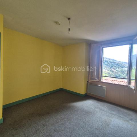 À découvrir  sur la commune de Thiers 63300,maison mitoyenne sur un coté offrant une configuration rare et particulièrement adaptée à un projet d’investissement locatif.
Cette maison développe une organisation intéressante avec deux espaces d’habitation distincts : un studio au rez-de-chaussée et un appartement en duplex aux premier et deuxième étages. L’ensemble bénéficie également d’une cave et de combles, offrant des possibilités d’aménagement et de stockage complémentaires.
Une configuration fonctionnelle et modulable.

Au rez-de-chaussée, une entrée dessert un studio indépendant composé d’une pièce de vie avec espace cuisine ainsi que d’une salle d’eau et d’un WC.
Le premier étage accueille l’appartement principal, avec une cuisine, un séjour agréable, une alcôve et un balcon.
À l’étage supérieur, l’espace nuit se compose de deux chambres, d’une salle de bains et d’un WC.
Un comble non aménageable complète le bien, ainsi qu’une cave en sous-sol.

Caractéristiques techniques
Menuiseries bois en double vitrage
Chauffage électrique
Deux ballons d’eau chaude : 100 L et 150 L
Assainissement collectif – tout-à-l’égout
Charpente métallique
Couverture en fibro-ciment recouverte de tuiles
Travaux et performance énergétique
Le bien nécessite une remise en état et une modernisation, notamment avec une mise aux normes de l’installation électrique ( tableau à changer)
, un rafraîchissement général et la création d’une VMC.
Le DPE et l’audit énergétique, réalisés le 24 août 2026, classent actuellement le bien en G. Ces éléments constituent un point à prendre en compte dans le cadre d’un projet d’investissement et permettent d’identifier les travaux à envisager pour améliorer la performance énergétique du bien.
Le diagnostic d’assainissement est actuellement en cours.
Taxe foncière 2025 : 1 507 €

Un potentiel à révéler
Par sa configuration en deux espaces d’habitation, ce bien constitue une opportunité intéressante pour un acquéreur à la recherche d’un projet patrimonial ou locatif.
La possibilité de dissocier le studio du logement principal offre notamment différentes stratégies : location indépendante des deux espaces, résidence principale avec complément locatif ou optimisation globale après travaux.
Un bien à fort potentiel, destiné à un acquéreur souhaitant valoriser un ensemble immobilier existant et créer de la valeur par la rénovation.