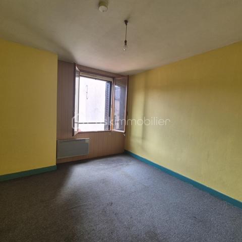 À découvrir  sur la commune de Thiers 63300,maison mitoyenne sur un coté offrant une configuration rare et particulièrement adaptée à un projet d’investissement locatif.
Cette maison développe une organisation intéressante avec deux espaces d’habitation distincts : un studio au rez-de-chaussée et un appartement en duplex aux premier et deuxième étages. L’ensemble bénéficie également d’une cave et de combles, offrant des possibilités d’aménagement et de stockage complémentaires.
Une configuration fonctionnelle et modulable.

Au rez-de-chaussée, une entrée dessert un studio indépendant composé d’une pièce de vie avec espace cuisine ainsi que d’une salle d’eau et d’un WC.
Le premier étage accueille l’appartement principal, avec une cuisine, un séjour agréable, une alcôve et un balcon.
À l’étage supérieur, l’espace nuit se compose de deux chambres, d’une salle de bains et d’un WC.
Un comble non aménageable complète le bien, ainsi qu’une cave en sous-sol.

Caractéristiques techniques
Menuiseries bois en double vitrage
Chauffage électrique
Deux ballons d’eau chaude : 100 L et 150 L
Assainissement collectif – tout-à-l’égout
Charpente métallique
Couverture en fibro-ciment recouverte de tuiles
Travaux et performance énergétique
Le bien nécessite une remise en état et une modernisation, notamment avec une mise aux normes de l’installation électrique ( tableau à changer)
, un rafraîchissement général et la création d’une VMC.
Le DPE et l’audit énergétique, réalisés le 24 août 2026, classent actuellement le bien en G. Ces éléments constituent un point à prendre en compte dans le cadre d’un projet d’investissement et permettent d’identifier les travaux à envisager pour améliorer la performance énergétique du bien.
Le diagnostic d’assainissement est actuellement en cours.
Taxe foncière 2025 : 1 507 €

Un potentiel à révéler
Par sa configuration en deux espaces d’habitation, ce bien constitue une opportunité intéressante pour un acquéreur à la recherche d’un projet patrimonial ou locatif.
La possibilité de dissocier le studio du logement principal offre notamment différentes stratégies : location indépendante des deux espaces, résidence principale avec complément locatif ou optimisation globale après travaux.
Un bien à fort potentiel, destiné à un acquéreur souhaitant valoriser un ensemble immobilier existant et créer de la valeur par la rénovation.