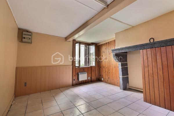 À découvrir  sur la commune de Thiers 63300,maison mitoyenne sur un coté offrant une configuration rare et particulièrement adaptée à un projet d’investissement locatif.
Cette maison développe une organisation intéressante avec deux espaces d’habitation distincts : un studio au rez-de-chaussée et un appartement en duplex aux premier et deuxième étages. L’ensemble bénéficie également d’une cave et de combles, offrant des possibilités d’aménagement et de stockage complémentaires.
Une configuration fonctionnelle et modulable.

Au rez-de-chaussée, une entrée dessert un studio indépendant composé d’une pièce de vie avec espace cuisine ainsi que d’une salle d’eau et d’un WC.
Le premier étage accueille l’appartement principal, avec une cuisine, un séjour agréable, une alcôve et un balcon.
À l’étage supérieur, l’espace nuit se compose de deux chambres, d’une salle de bains et d’un WC.
Un comble non aménageable complète le bien, ainsi qu’une cave en sous-sol.

Caractéristiques techniques
Menuiseries bois en double vitrage
Chauffage électrique
Deux ballons d’eau chaude : 100 L et 150 L
Assainissement collectif – tout-à-l’égout
Charpente métallique
Couverture en fibro-ciment recouverte de tuiles
Travaux et performance énergétique
Le bien nécessite une remise en état et une modernisation, notamment avec une mise aux normes de l’installation électrique ( tableau à changer)
, un rafraîchissement général et la création d’une VMC.
Le DPE et l’audit énergétique, réalisés le 24 août 2026, classent actuellement le bien en G. Ces éléments constituent un point à prendre en compte dans le cadre d’un projet d’investissement et permettent d’identifier les travaux à envisager pour améliorer la performance énergétique du bien.
Le diagnostic d’assainissement est actuellement en cours.
Taxe foncière 2025 : 1 507 €

Un potentiel à révéler
Par sa configuration en deux espaces d’habitation, ce bien constitue une opportunité intéressante pour un acquéreur à la recherche d’un projet patrimonial ou locatif.
La possibilité de dissocier le studio du logement principal offre notamment différentes stratégies : location indépendante des deux espaces, résidence principale avec complément locatif ou optimisation globale après travaux.
Un bien à fort potentiel, destiné à un acquéreur souhaitant valoriser un ensemble immobilier existant et créer de la valeur par la rénovation.
