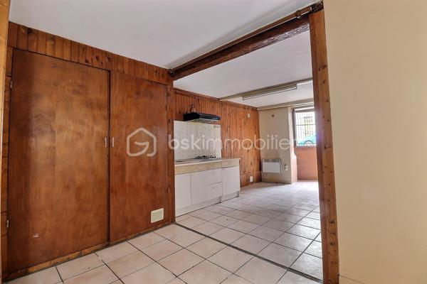 À découvrir  sur la commune de Thiers 63300,maison mitoyenne sur un coté offrant une configuration rare et particulièrement adaptée à un projet d’investissement locatif.
Cette maison développe une organisation intéressante avec deux espaces d’habitation distincts : un studio au rez-de-chaussée et un appartement en duplex aux premier et deuxième étages. L’ensemble bénéficie également d’une cave et de combles, offrant des possibilités d’aménagement et de stockage complémentaires.
Une configuration fonctionnelle et modulable.

Au rez-de-chaussée, une entrée dessert un studio indépendant composé d’une pièce de vie avec espace cuisine ainsi que d’une salle d’eau et d’un WC.
Le premier étage accueille l’appartement principal, avec une cuisine, un séjour agréable, une alcôve et un balcon.
À l’étage supérieur, l’espace nuit se compose de deux chambres, d’une salle de bains et d’un WC.
Un comble non aménageable complète le bien, ainsi qu’une cave en sous-sol.

Caractéristiques techniques
Menuiseries bois en double vitrage
Chauffage électrique
Deux ballons d’eau chaude : 100 L et 150 L
Assainissement collectif – tout-à-l’égout
Charpente métallique
Couverture en fibro-ciment recouverte de tuiles
Travaux et performance énergétique
Le bien nécessite une remise en état et une modernisation, notamment avec une mise aux normes de l’installation électrique ( tableau à changer)
, un rafraîchissement général et la création d’une VMC.
Le DPE et l’audit énergétique, réalisés le 24 août 2026, classent actuellement le bien en G. Ces éléments constituent un point à prendre en compte dans le cadre d’un projet d’investissement et permettent d’identifier les travaux à envisager pour améliorer la performance énergétique du bien.
Le diagnostic d’assainissement est actuellement en cours.
Taxe foncière 2025 : 1 507 €

Un potentiel à révéler
Par sa configuration en deux espaces d’habitation, ce bien constitue une opportunité intéressante pour un acquéreur à la recherche d’un projet patrimonial ou locatif.
La possibilité de dissocier le studio du logement principal offre notamment différentes stratégies : location indépendante des deux espaces, résidence principale avec complément locatif ou optimisation globale après travaux.
Un bien à fort potentiel, destiné à un acquéreur souhaitant valoriser un ensemble immobilier existant et créer de la valeur par la rénovation.