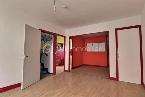 À découvrir  sur la commune de Thiers 63300,maison mitoyenne sur un coté offrant une configuration rare et particulièrement adaptée à un projet d’investissement locatif.
Cette maison développe une organisation intéressante avec deux espaces d’habitation distincts : un studio au rez-de-chaussée et un appartement en duplex aux premier et deuxième étages. L’ensemble bénéficie également d’une cave et de combles, offrant des possibilités d’aménagement et de stockage complémentaires.
Une configuration fonctionnelle et modulable.

Au rez-de-chaussée, une entrée dessert un studio indépendant composé d’une pièce de vie avec espace cuisine ainsi que d’une salle d’eau et d’un WC.
Le premier étage accueille l’appartement principal, avec une cuisine, un séjour agréable, une alcôve et un balcon.
À l’étage supérieur, l’espace nuit se compose de deux chambres, d’une salle de bains et d’un WC.
Un comble non aménageable complète le bien, ainsi qu’une cave en sous-sol.

Caractéristiques techniques
Menuiseries bois en double vitrage
Chauffage électrique
Deux ballons d’eau chaude : 100 L et 150 L
Assainissement collectif – tout-à-l’égout
Charpente métallique
Couverture en fibro-ciment recouverte de tuiles
Travaux et performance énergétique
Le bien nécessite une remise en état et une modernisation, notamment avec une mise aux normes de l’installation électrique ( tableau à changer)
, un rafraîchissement général et la création d’une VMC.
Le DPE et l’audit énergétique, réalisés le 24 août 2026, classent actuellement le bien en G. Ces éléments constituent un point à prendre en compte dans le cadre d’un projet d’investissement et permettent d’identifier les travaux à envisager pour améliorer la performance énergétique du bien.
Le diagnostic d’assainissement est actuellement en cours.
Taxe foncière 2025 : 1 507 €

Un potentiel à révéler
Par sa configuration en deux espaces d’habitation, ce bien constitue une opportunité intéressante pour un acquéreur à la recherche d’un projet patrimonial ou locatif.
La possibilité de dissocier le studio du logement principal offre notamment différentes stratégies : location indépendante des deux espaces, résidence principale avec complément locatif ou optimisation globale après travaux.
Un bien à fort potentiel, destiné à un acquéreur souhaitant valoriser un ensemble immobilier existant et créer de la valeur par la rénovation.