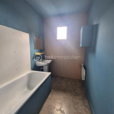 À découvrir  sur la commune de Thiers 63300,maison mitoyenne sur un coté offrant une configuration rare et particulièrement adaptée à un projet d’investissement locatif.
Cette maison développe une organisation intéressante avec deux espaces d’habitation distincts : un studio au rez-de-chaussée et un appartement en duplex aux premier et deuxième étages. L’ensemble bénéficie également d’une cave et de combles, offrant des possibilités d’aménagement et de stockage complémentaires.
Une configuration fonctionnelle et modulable.

Au rez-de-chaussée, une entrée dessert un studio indépendant composé d’une pièce de vie avec espace cuisine ainsi que d’une salle d’eau et d’un WC.
Le premier étage accueille l’appartement principal, avec une cuisine, un séjour agréable, une alcôve et un balcon.
À l’étage supérieur, l’espace nuit se compose de deux chambres, d’une salle de bains et d’un WC.
Un comble non aménageable complète le bien, ainsi qu’une cave en sous-sol.

Caractéristiques techniques
Menuiseries bois en double vitrage
Chauffage électrique
Deux ballons d’eau chaude : 100 L et 150 L
Assainissement collectif – tout-à-l’égout
Charpente métallique
Couverture en fibro-ciment recouverte de tuiles
Travaux et performance énergétique
Le bien nécessite une remise en état et une modernisation, notamment avec une mise aux normes de l’installation électrique ( tableau à changer)
, un rafraîchissement général et la création d’une VMC.
Le DPE et l’audit énergétique, réalisés le 24 août 2026, classent actuellement le bien en G. Ces éléments constituent un point à prendre en compte dans le cadre d’un projet d’investissement et permettent d’identifier les travaux à envisager pour améliorer la performance énergétique du bien.
Le diagnostic d’assainissement est actuellement en cours.
Taxe foncière 2025 : 1 507 €

Un potentiel à révéler
Par sa configuration en deux espaces d’habitation, ce bien constitue une opportunité intéressante pour un acquéreur à la recherche d’un projet patrimonial ou locatif.
La possibilité de dissocier le studio du logement principal offre notamment différentes stratégies : location indépendante des deux espaces, résidence principale avec complément locatif ou optimisation globale après travaux.
Un bien à fort potentiel, destiné à un acquéreur souhaitant valoriser un ensemble immobilier existant et créer de la valeur par la rénovation.