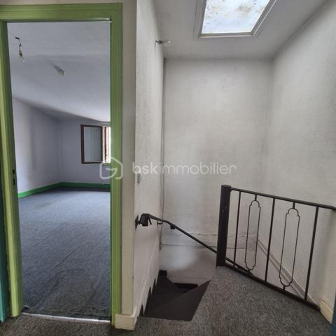 À découvrir  sur la commune de Thiers 63300,maison mitoyenne sur un coté offrant une configuration rare et particulièrement adaptée à un projet d’investissement locatif.
Cette maison développe une organisation intéressante avec deux espaces d’habitation distincts : un studio au rez-de-chaussée et un appartement en duplex aux premier et deuxième étages. L’ensemble bénéficie également d’une cave et de combles, offrant des possibilités d’aménagement et de stockage complémentaires.
Une configuration fonctionnelle et modulable.

Au rez-de-chaussée, une entrée dessert un studio indépendant composé d’une pièce de vie avec espace cuisine ainsi que d’une salle d’eau et d’un WC.
Le premier étage accueille l’appartement principal, avec une cuisine, un séjour agréable, une alcôve et un balcon.
À l’étage supérieur, l’espace nuit se compose de deux chambres, d’une salle de bains et d’un WC.
Un comble non aménageable complète le bien, ainsi qu’une cave en sous-sol.

Caractéristiques techniques
Menuiseries bois en double vitrage
Chauffage électrique
Deux ballons d’eau chaude : 100 L et 150 L
Assainissement collectif – tout-à-l’égout
Charpente métallique
Couverture en fibro-ciment recouverte de tuiles
Travaux et performance énergétique
Le bien nécessite une remise en état et une modernisation, notamment avec une mise aux normes de l’installation électrique ( tableau à changer)
, un rafraîchissement général et la création d’une VMC.
Le DPE et l’audit énergétique, réalisés le 24 août 2026, classent actuellement le bien en G. Ces éléments constituent un point à prendre en compte dans le cadre d’un projet d’investissement et permettent d’identifier les travaux à envisager pour améliorer la performance énergétique du bien.
Le diagnostic d’assainissement est actuellement en cours.
Taxe foncière 2025 : 1 507 €

Un potentiel à révéler
Par sa configuration en deux espaces d’habitation, ce bien constitue une opportunité intéressante pour un acquéreur à la recherche d’un projet patrimonial ou locatif.
La possibilité de dissocier le studio du logement principal offre notamment différentes stratégies : location indépendante des deux espaces, résidence principale avec complément locatif ou optimisation globale après travaux.
Un bien à fort potentiel, destiné à un acquéreur souhaitant valoriser un ensemble immobilier existant et créer de la valeur par la rénovation.