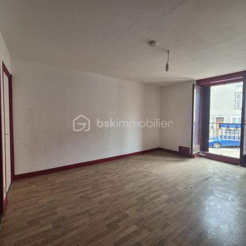 À découvrir  sur la commune de Thiers 63300,maison mitoyenne sur un coté offrant une configuration rare et particulièrement adaptée à un projet d’investissement locatif.
Cette maison développe une organisation intéressante avec deux espaces d’habitation distincts : un studio au rez-de-chaussée et un appartement en duplex aux premier et deuxième étages. L’ensemble bénéficie également d’une cave et de combles, offrant des possibilités d’aménagement et de stockage complémentaires.
Une configuration fonctionnelle et modulable.

Au rez-de-chaussée, une entrée dessert un studio indépendant composé d’une pièce de vie avec espace cuisine ainsi que d’une salle d’eau et d’un WC.
Le premier étage accueille l’appartement principal, avec une cuisine, un séjour agréable, une alcôve et un balcon.
À l’étage supérieur, l’espace nuit se compose de deux chambres, d’une salle de bains et d’un WC.
Un comble non aménageable complète le bien, ainsi qu’une cave en sous-sol.

Caractéristiques techniques
Menuiseries bois en double vitrage
Chauffage électrique
Deux ballons d’eau chaude : 100 L et 150 L
Assainissement collectif – tout-à-l’égout
Charpente métallique
Couverture en fibro-ciment recouverte de tuiles
Travaux et performance énergétique
Le bien nécessite une remise en état et une modernisation, notamment avec une mise aux normes de l’installation électrique ( tableau à changer)
, un rafraîchissement général et la création d’une VMC.
Le DPE et l’audit énergétique, réalisés le 24 août 2026, classent actuellement le bien en G. Ces éléments constituent un point à prendre en compte dans le cadre d’un projet d’investissement et permettent d’identifier les travaux à envisager pour améliorer la performance énergétique du bien.
Le diagnostic d’assainissement est actuellement en cours.
Taxe foncière 2025 : 1 507 €

Un potentiel à révéler
Par sa configuration en deux espaces d’habitation, ce bien constitue une opportunité intéressante pour un acquéreur à la recherche d’un projet patrimonial ou locatif.
La possibilité de dissocier le studio du logement principal offre notamment différentes stratégies : location indépendante des deux espaces, résidence principale avec complément locatif ou optimisation globale après travaux.
Un bien à fort potentiel, destiné à un acquéreur souhaitant valoriser un ensemble immobilier existant et créer de la valeur par la rénovation.