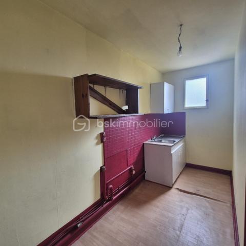À découvrir  sur la commune de Thiers 63300,maison mitoyenne sur un coté offrant une configuration rare et particulièrement adaptée à un projet d’investissement locatif.
Cette maison développe une organisation intéressante avec deux espaces d’habitation distincts : un studio au rez-de-chaussée et un appartement en duplex aux premier et deuxième étages. L’ensemble bénéficie également d’une cave et de combles, offrant des possibilités d’aménagement et de stockage complémentaires.
Une configuration fonctionnelle et modulable.

Au rez-de-chaussée, une entrée dessert un studio indépendant composé d’une pièce de vie avec espace cuisine ainsi que d’une salle d’eau et d’un WC.
Le premier étage accueille l’appartement principal, avec une cuisine, un séjour agréable, une alcôve et un balcon.
À l’étage supérieur, l’espace nuit se compose de deux chambres, d’une salle de bains et d’un WC.
Un comble non aménageable complète le bien, ainsi qu’une cave en sous-sol.

Caractéristiques techniques
Menuiseries bois en double vitrage
Chauffage électrique
Deux ballons d’eau chaude : 100 L et 150 L
Assainissement collectif – tout-à-l’égout
Charpente métallique
Couverture en fibro-ciment recouverte de tuiles
Travaux et performance énergétique
Le bien nécessite une remise en état et une modernisation, notamment avec une mise aux normes de l’installation électrique ( tableau à changer)
, un rafraîchissement général et la création d’une VMC.
Le DPE et l’audit énergétique, réalisés le 24 août 2026, classent actuellement le bien en G. Ces éléments constituent un point à prendre en compte dans le cadre d’un projet d’investissement et permettent d’identifier les travaux à envisager pour améliorer la performance énergétique du bien.
Le diagnostic d’assainissement est actuellement en cours.
Taxe foncière 2025 : 1 507 €

Un potentiel à révéler
Par sa configuration en deux espaces d’habitation, ce bien constitue une opportunité intéressante pour un acquéreur à la recherche d’un projet patrimonial ou locatif.
La possibilité de dissocier le studio du logement principal offre notamment différentes stratégies : location indépendante des deux espaces, résidence principale avec complément locatif ou optimisation globale après travaux.
Un bien à fort potentiel, destiné à un acquéreur souhaitant valoriser un ensemble immobilier existant et créer de la valeur par la rénovation.