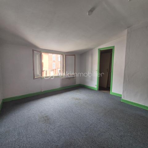 À découvrir  sur la commune de Thiers 63300,maison mitoyenne sur un coté offrant une configuration rare et particulièrement adaptée à un projet d’investissement locatif.
Cette maison développe une organisation intéressante avec deux espaces d’habitation distincts : un studio au rez-de-chaussée et un appartement en duplex aux premier et deuxième étages. L’ensemble bénéficie également d’une cave et de combles, offrant des possibilités d’aménagement et de stockage complémentaires.
Une configuration fonctionnelle et modulable.

Au rez-de-chaussée, une entrée dessert un studio indépendant composé d’une pièce de vie avec espace cuisine ainsi que d’une salle d’eau et d’un WC.
Le premier étage accueille l’appartement principal, avec une cuisine, un séjour agréable, une alcôve et un balcon.
À l’étage supérieur, l’espace nuit se compose de deux chambres, d’une salle de bains et d’un WC.
Un comble non aménageable complète le bien, ainsi qu’une cave en sous-sol.

Caractéristiques techniques
Menuiseries bois en double vitrage
Chauffage électrique
Deux ballons d’eau chaude : 100 L et 150 L
Assainissement collectif – tout-à-l’égout
Charpente métallique
Couverture en fibro-ciment recouverte de tuiles
Travaux et performance énergétique
Le bien nécessite une remise en état et une modernisation, notamment avec une mise aux normes de l’installation électrique ( tableau à changer)
, un rafraîchissement général et la création d’une VMC.
Le DPE et l’audit énergétique, réalisés le 24 août 2026, classent actuellement le bien en G. Ces éléments constituent un point à prendre en compte dans le cadre d’un projet d’investissement et permettent d’identifier les travaux à envisager pour améliorer la performance énergétique du bien.
Le diagnostic d’assainissement est actuellement en cours.
Taxe foncière 2025 : 1 507 €

Un potentiel à révéler
Par sa configuration en deux espaces d’habitation, ce bien constitue une opportunité intéressante pour un acquéreur à la recherche d’un projet patrimonial ou locatif.
La possibilité de dissocier le studio du logement principal offre notamment différentes stratégies : location indépendante des deux espaces, résidence principale avec complément locatif ou optimisation globale après travaux.
Un bien à fort potentiel, destiné à un acquéreur souhaitant valoriser un ensemble immobilier existant et créer de la valeur par la rénovation.