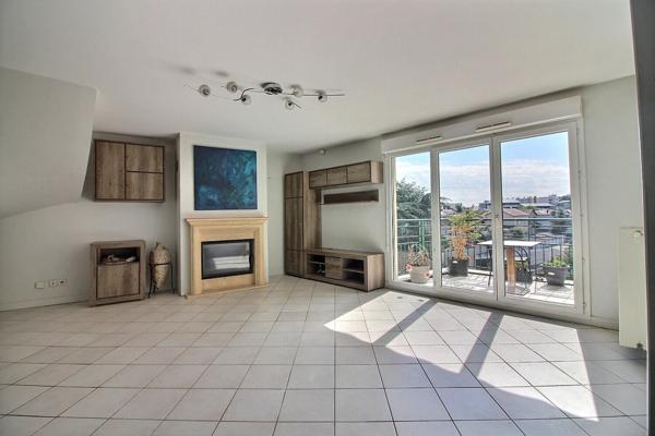 Appartement 5 pièces LYON 3 avec grand garage et balcon à vivre au dernier étage