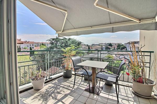 Appartement 5 pièces LYON 3 avec grand garage et balcon à vivre au dernier étage