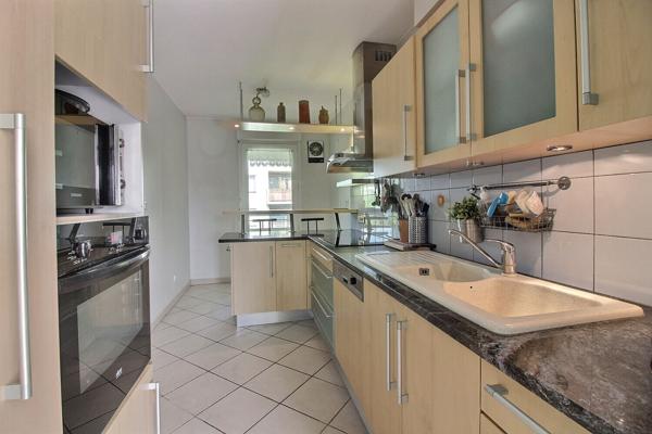 Appartement 5 pièces LYON 3 avec grand garage et balcon à vivre au dernier étage