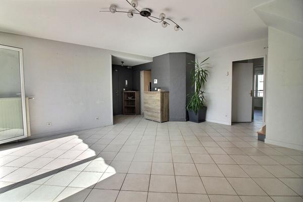 Appartement 5 pièces LYON 3 avec grand garage et balcon à vivre au dernier étage