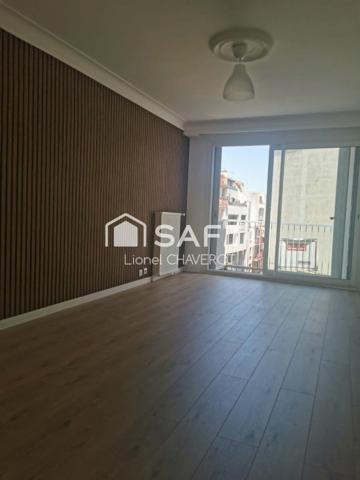 En plein cœur du centre-ville, découvrez cet appartement de 3 chambres avec garage.