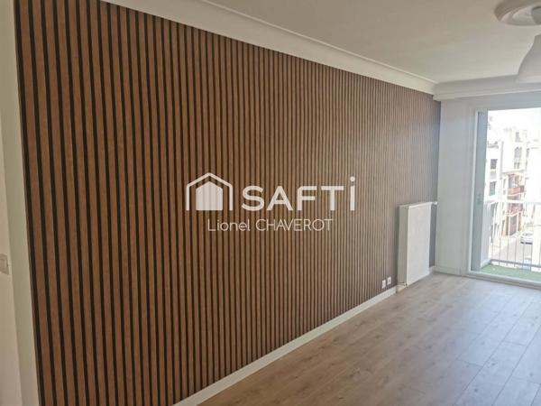En plein cœur du centre-ville, découvrez cet appartement de 3 chambres avec garage.