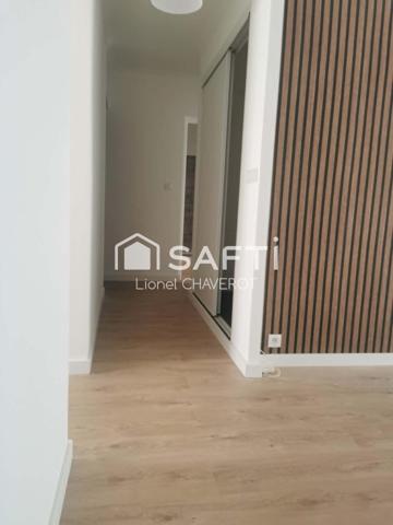 En plein cœur du centre-ville, découvrez cet appartement de 3 chambres avec garage.