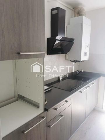 En plein cœur du centre-ville, découvrez cet appartement de 3 chambres avec garage.