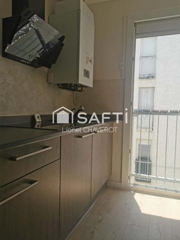 En plein cœur du centre-ville, découvrez cet appartement de 3 chambres avec garage.