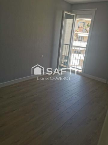 En plein cœur du centre-ville, découvrez cet appartement de 3 chambres avec garage.