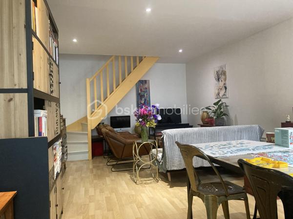🏡 IMMEUBLE DE RAPPORT – INVESTISSEMENT SAINT-QUENTIN

Situé en plein cœur du centre-ville de Saint-Quentin, à proximité immédiate de toutes les commodités (commerces, transports, écoles…), découvrez cet immeuble de rapport composé de 3 appartements entièrement rénovés et loués.

✅ Revenus locatifs annuels : 25 800 €
✅ Très beaux logements
✅ Aucun travaux à prévoir prestations modernes et entretien irréprochable 
✅ Façade, toiture et parties communes en très bon état

Immeuble parfaitement entretenu offrant une rentabilité immédiate 

Idéal pour investisseurs souhaitant un bien rentable, sécurisé et prêt à générer des revenus dès l’acquisition.

📍 Opportunité rare sur le secteur
📞 Contactez moi  pour plus d’informations ou organiser une visite au 06.46.70.53.23
